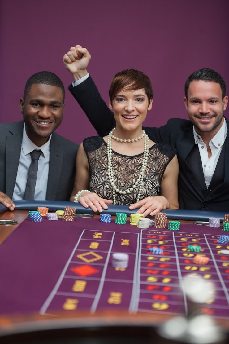 Pemain menikmati live casino dengan dealer langsung melalui platform digital
